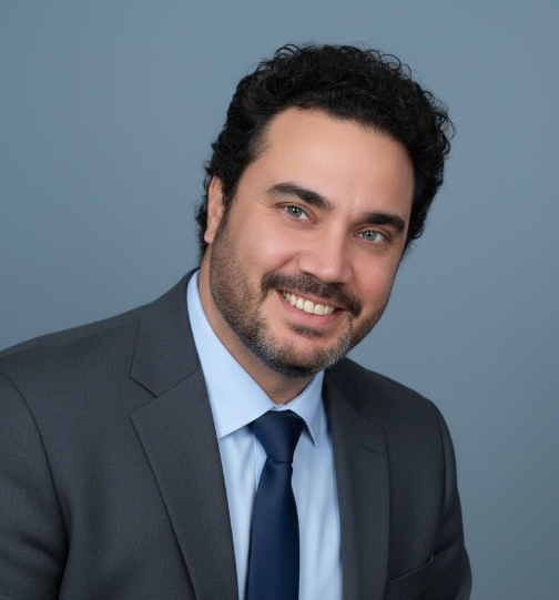 Lic Darwin con traje 14092025